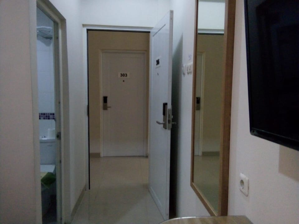 Deluxe Double Room | Bathroom | Shower, free toiletries, towels