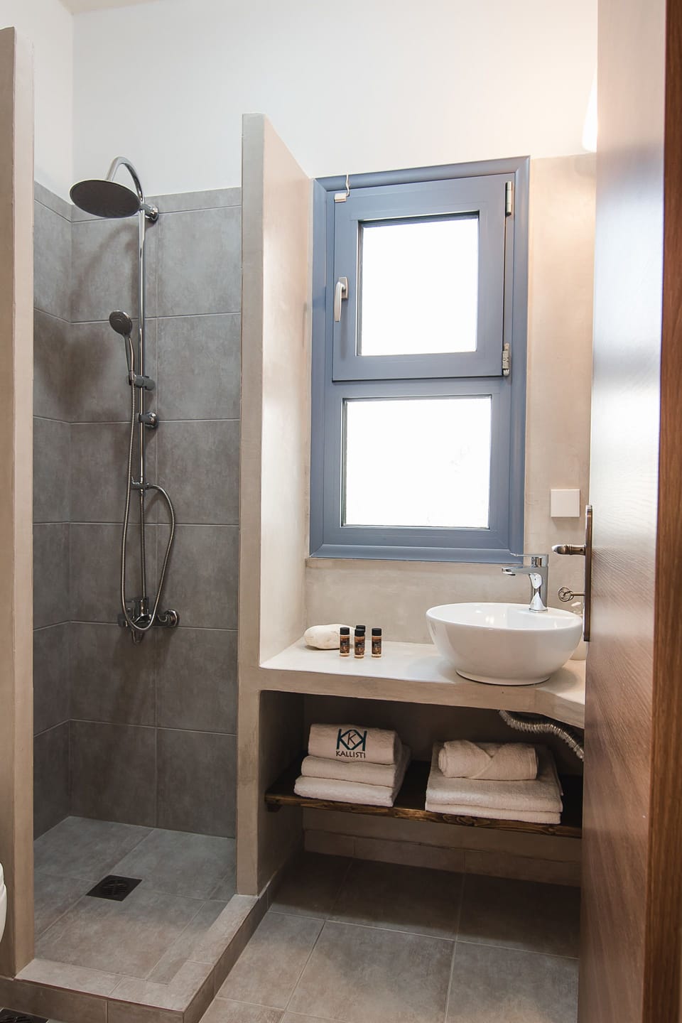 Superior Studio | Bathroom | Shower, rainfall showerhead, free toiletries, hair dryer