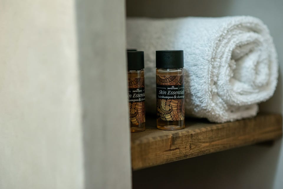 Shower, rainfall showerhead, free toiletries, hair dryer