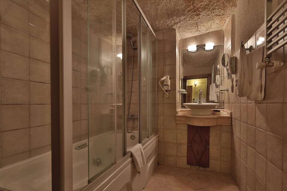 Rainfall showerhead, eco-friendly toiletries, hair dryer, slippers