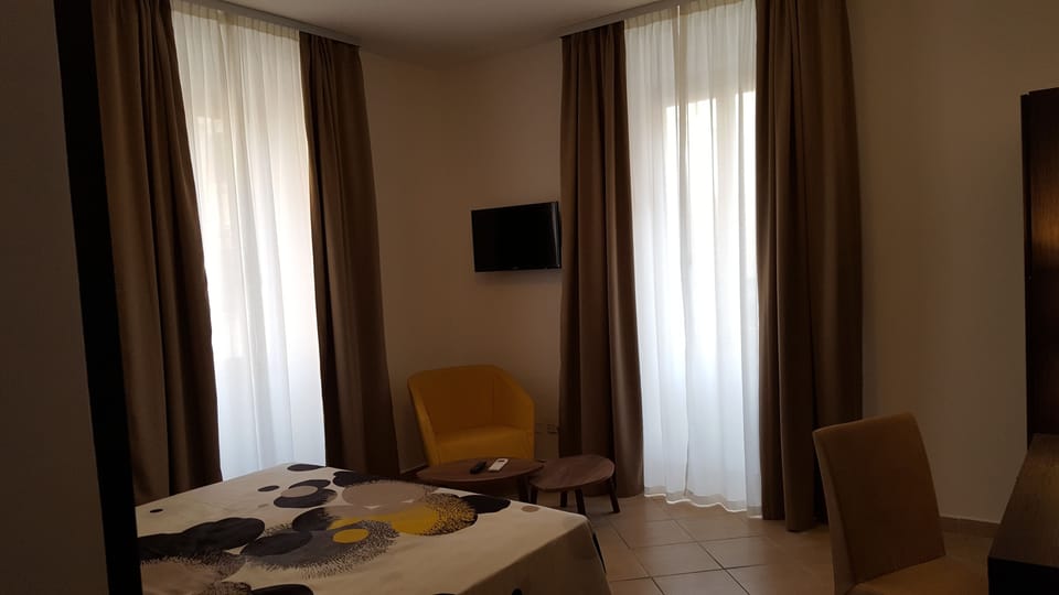 Junior Suite | Premium bedding, in-room safe, desk, blackout drapes