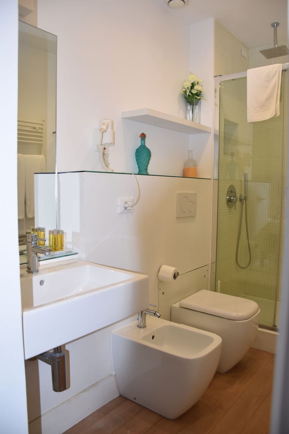 Deluxe Apartment | Bathroom | Shower, rainfall showerhead, hair dryer, bidet