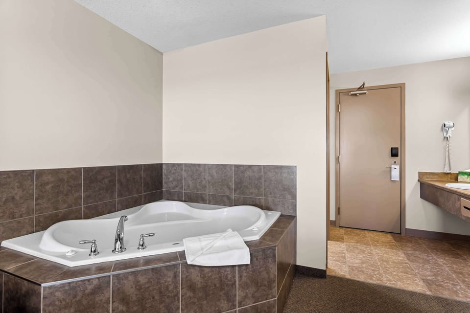 Suite, 1 King Bed, Non Smoking, Jetted Tub (2nd Floor) | Desk, laptop workspace, soundproofing, iron/ironing board (on request)