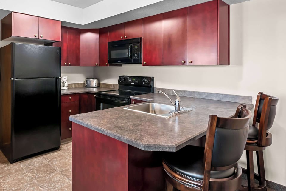 Suite, 1 Queen Bed, Kitchen, Ground Floor (Living Room) | Private kitchen | Coffee/tea maker, fridge, microwave