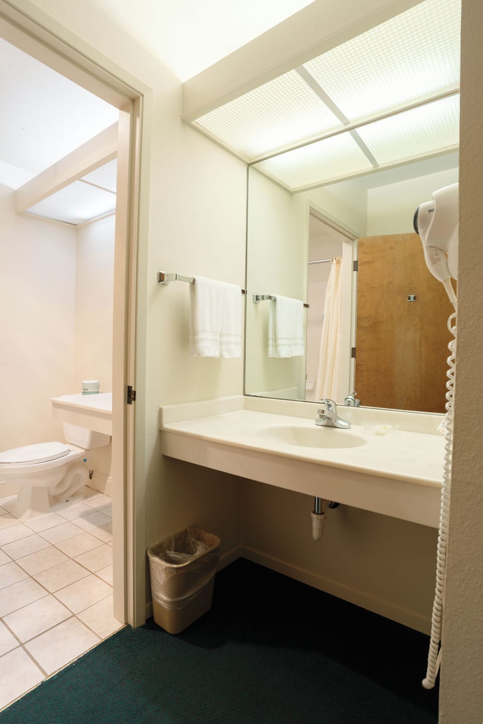 Combined shower/tub, hair dryer, towels