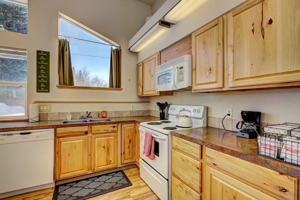 Duplex, 3 Bedrooms, Non Smoking | Private kitchen | Microwave, coffee/tea maker, freezer, paper towels