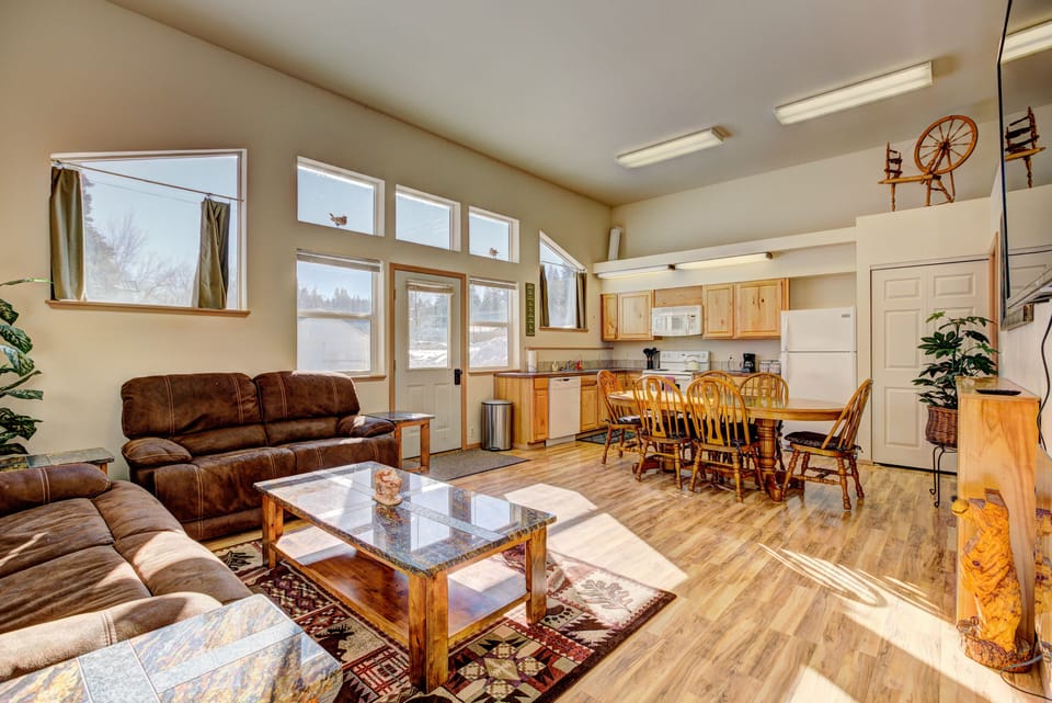 Duplex, 3 Bedrooms, Non Smoking | Living area | 55-inch Smart TV with digital channels, TV, fireplace