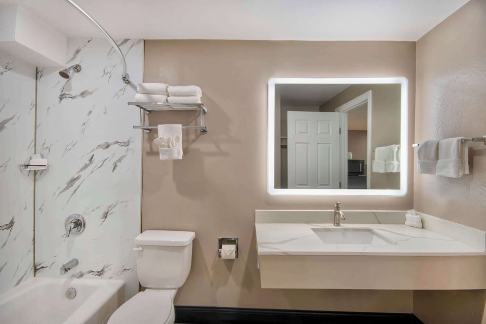 Combined shower/tub, free toiletries, hair dryer, towels
