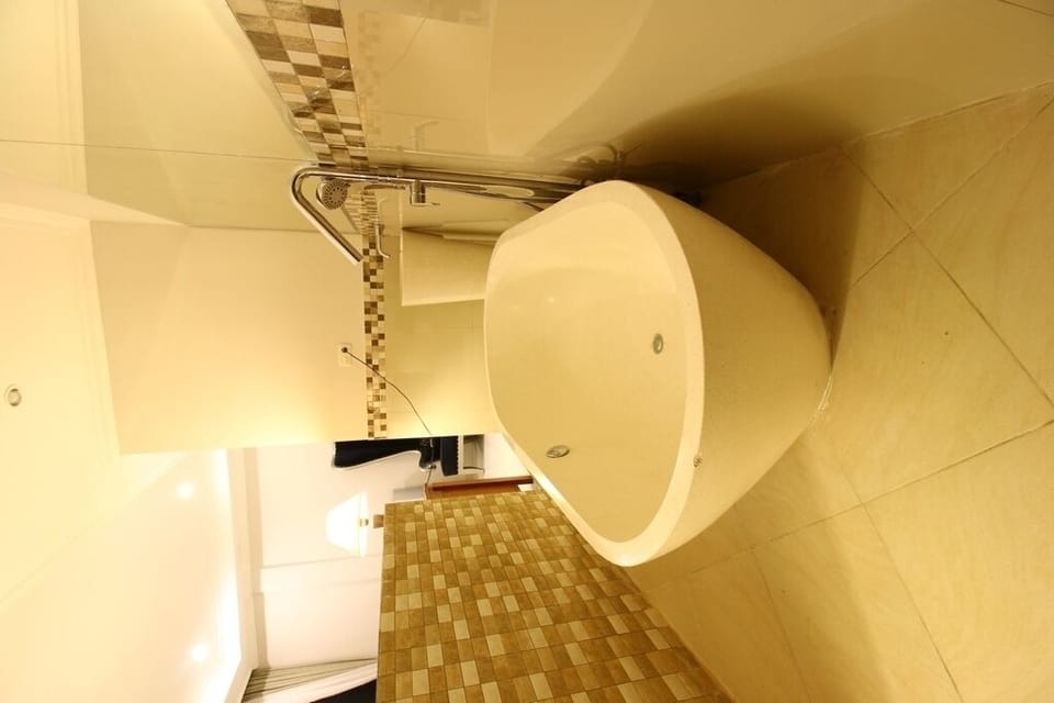 Suite | Bathroom | Shower, free toiletries, bathrobes, slippers