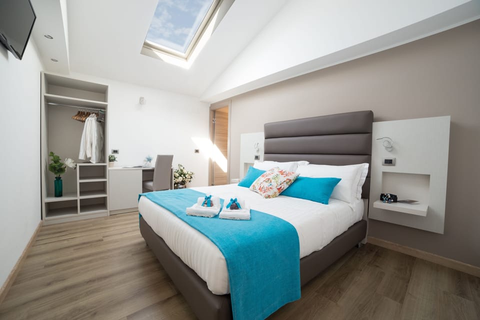 Premium bedding, down comforters, minibar, desk