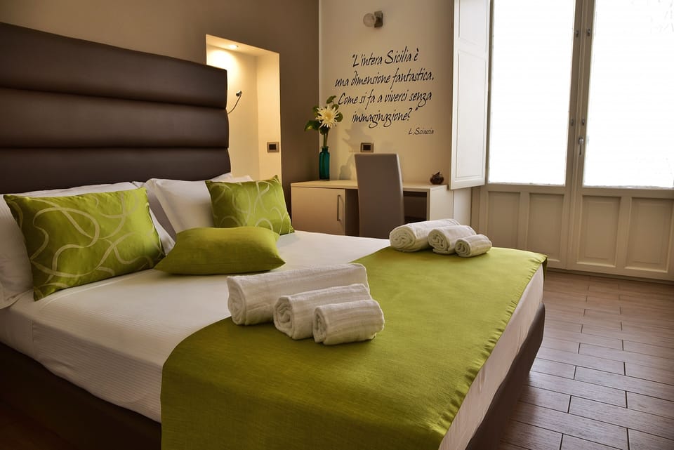 Camera doppia piccolo balcone con affaccio su cortile interno | Premium bedding, down comforters, minibar, desk