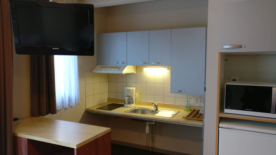 Traditional Apartment, Accessible, Terrace (Tourisme handicap) | Private kitchenette | Fridge, microwave, stovetop, coffee/tea maker