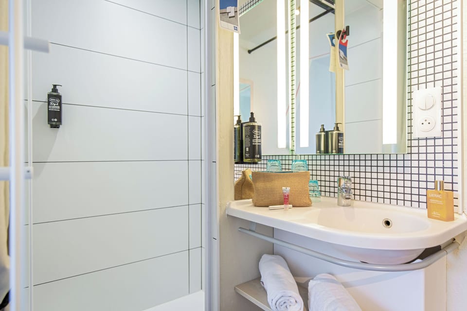 Shower, eco-friendly toiletries, towels