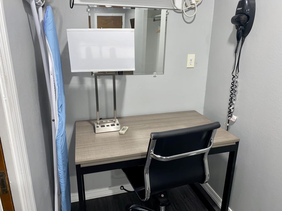 Deluxe Room, 1 King Bed, Non Smoking | In-room business center