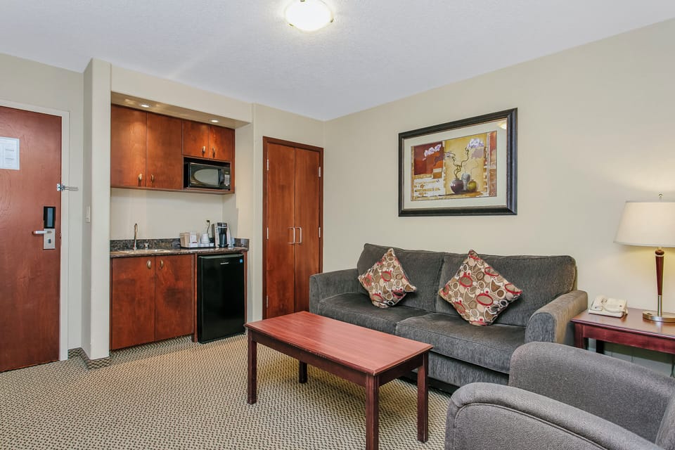 Coffee/tea maker, fridge, microwave