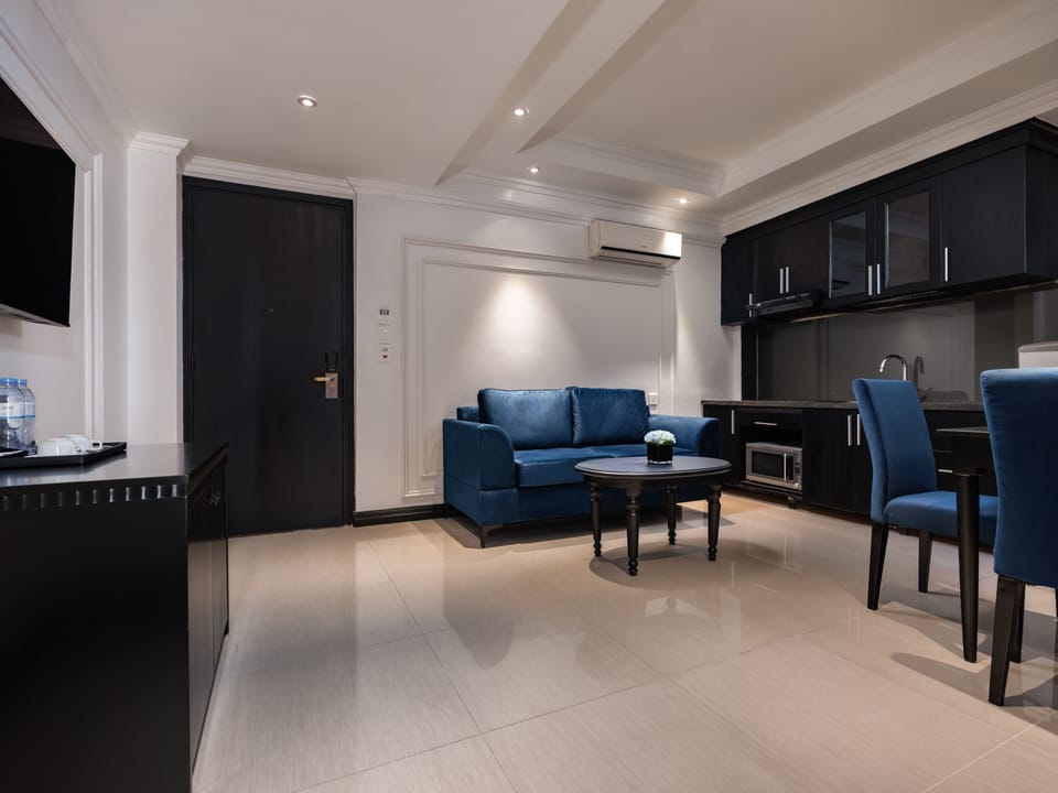 Executive Suite, 1 King Bed | Living area | TV
