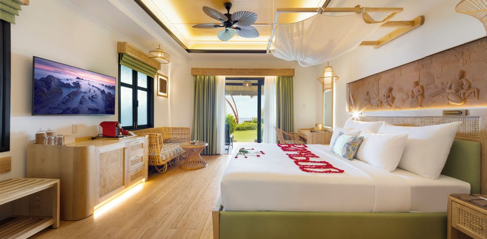 Serene Elite Premier Beach Front Bungalow | Down comforters, minibar, in-room safe, desk