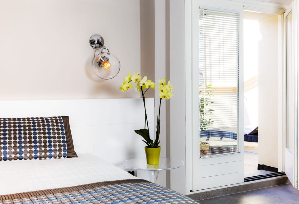 Hypo-allergenic bedding, minibar, in-room safe, desk