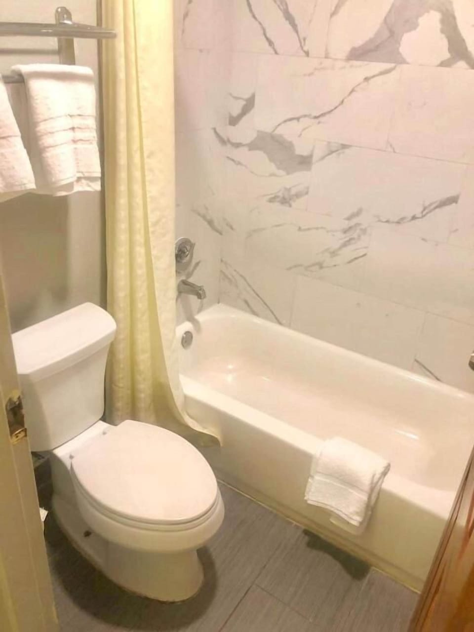 Standard Room, 1 King Bed | Bathroom | Combined shower/tub, free toiletries, towels