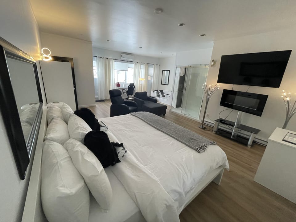 Elite Room, 1 King Bed, Balcony, Mountainside | In-room safe, individually decorated, individually furnished, desk