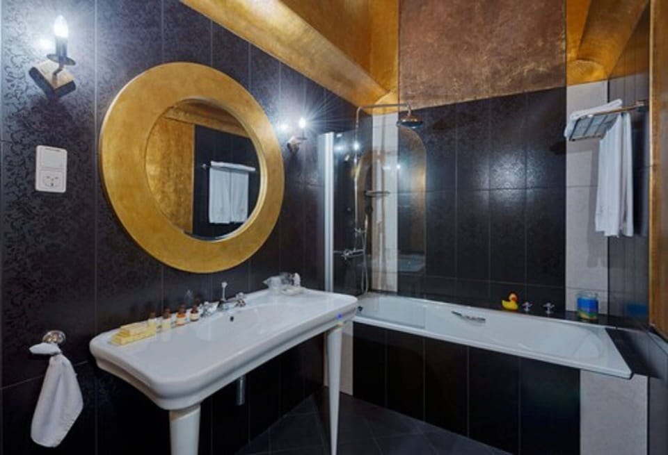 Deluxe Double or Twin Room | Bathroom | Combined shower/tub, free toiletries, hair dryer, bathrobes
