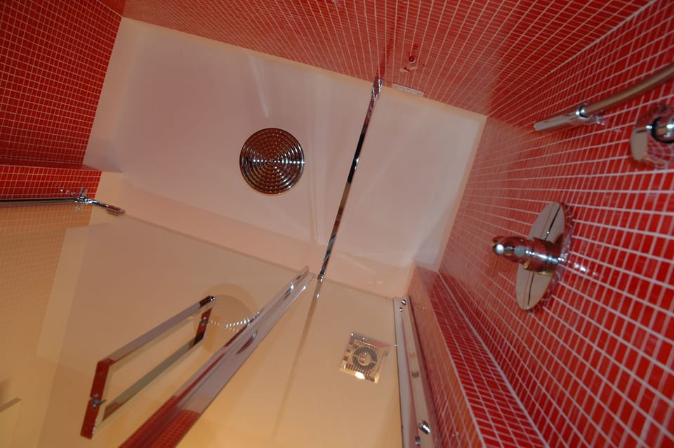 Superior Double Room | Bathroom | Shower, rainfall showerhead, hair dryer, towels
