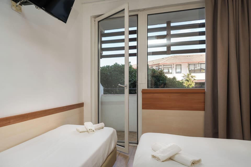 Triple Room | In-room safe, desk, cribs/infant beds, bed sheets