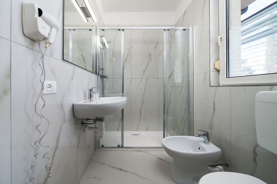 Single Room, 1 Twin Bed | In-room safe, desk, cribs/infant beds, bed sheets