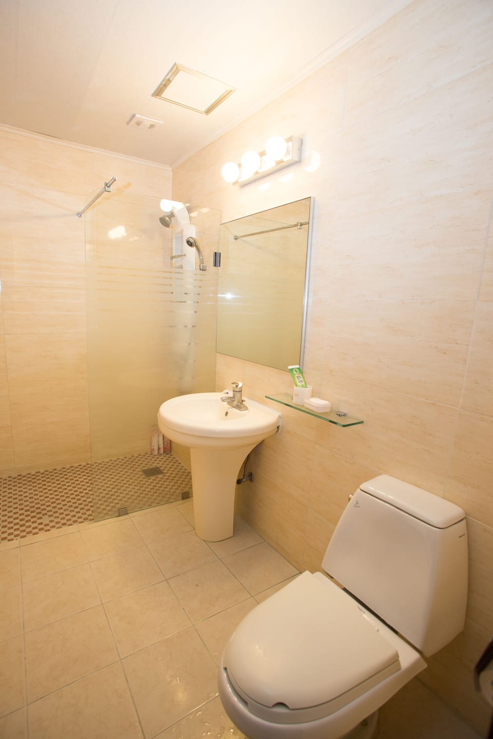 Twin Room | Bathroom | Free toiletries, hair dryer, bathrobes, slippers