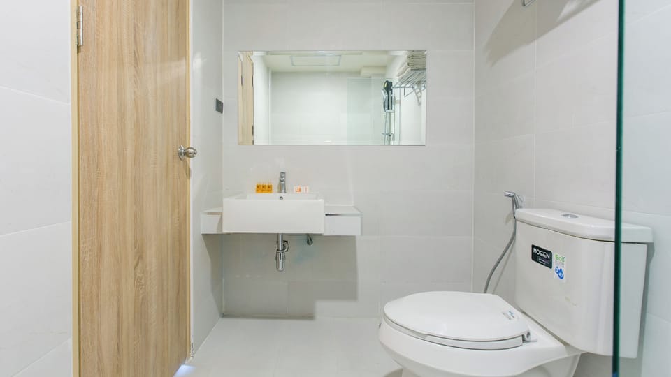 Deluxe Triple Room | Bathroom | Shower, free toiletries, towels