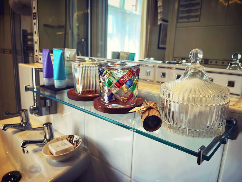 Superior Double or Twin Room | Bathroom | Shower, free toiletries, hair dryer, towels