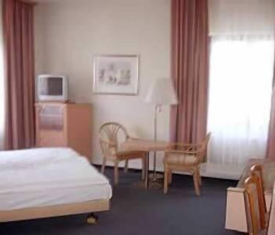 Comfort Double Room | In-room safe, desk, soundproofing, iron/ironing board