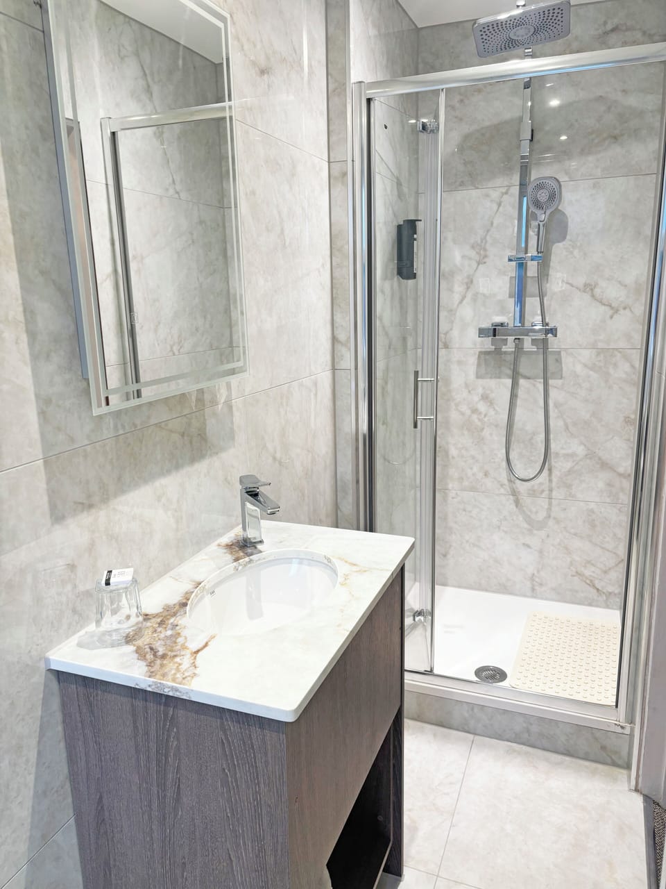 Single Room | Bathroom | Combined shower/tub, free toiletries, hair dryer, towels