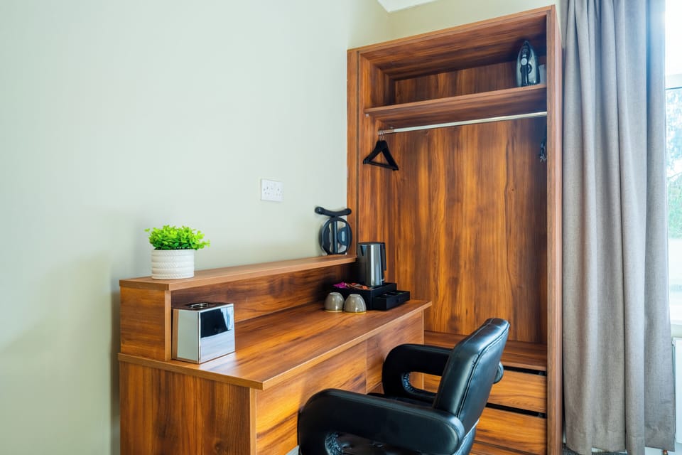 Deluxe Room | 1 bedroom, desk, iron/ironing board, free WiFi