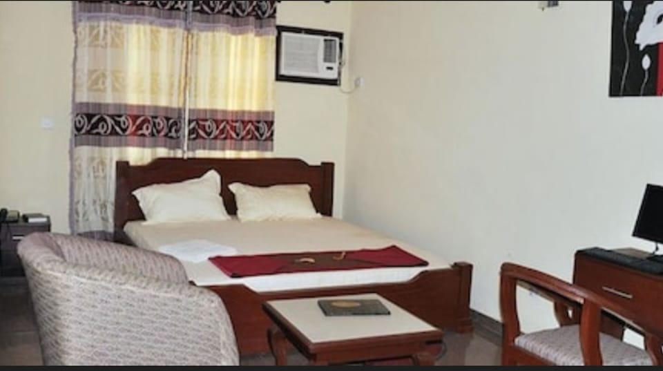 Minibar, in-room safe, free WiFi