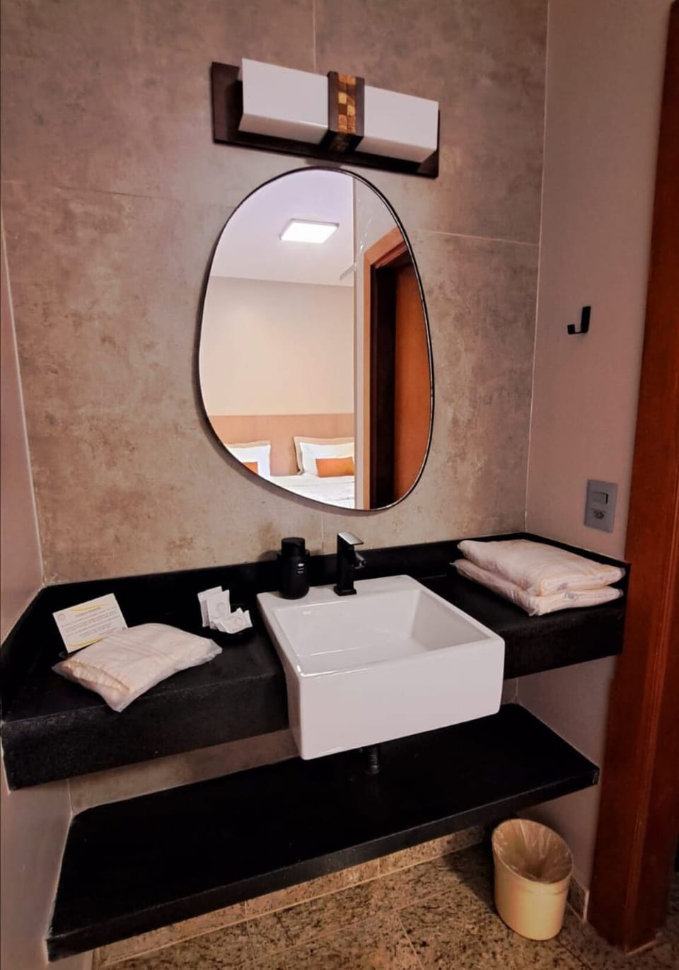 Deluxe Room | Bathroom | Shower, free toiletries, towels