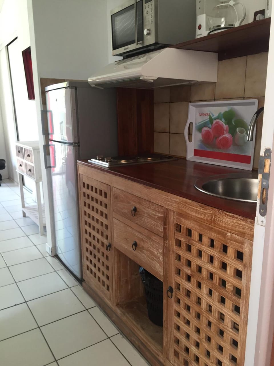 Coffee/tea maker, full-size fridge, microwave, stovetop