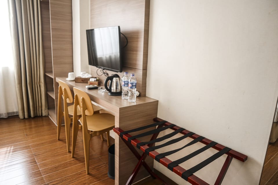 Desk, WiFi (free)