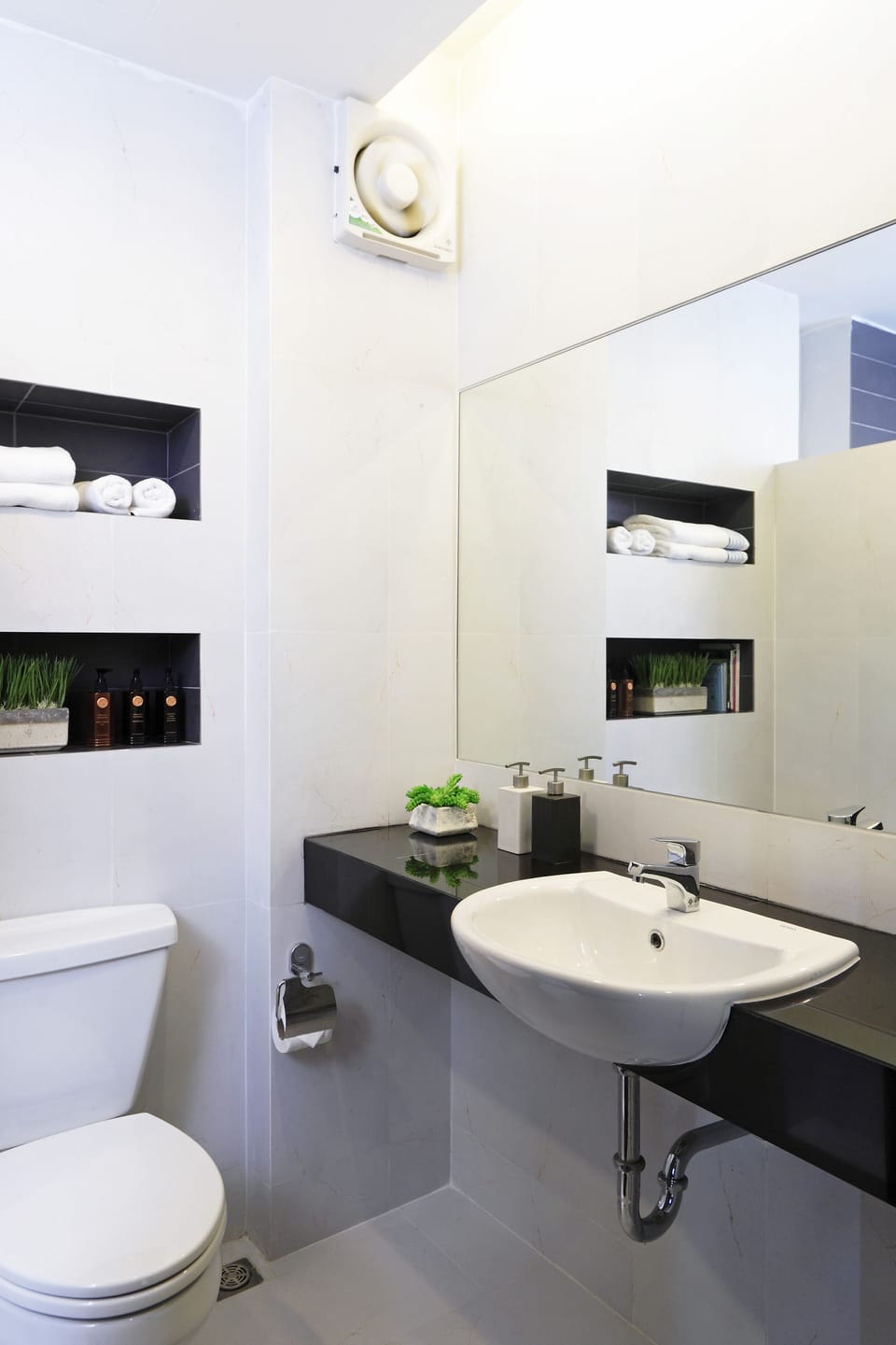 Shower, free toiletries, towels