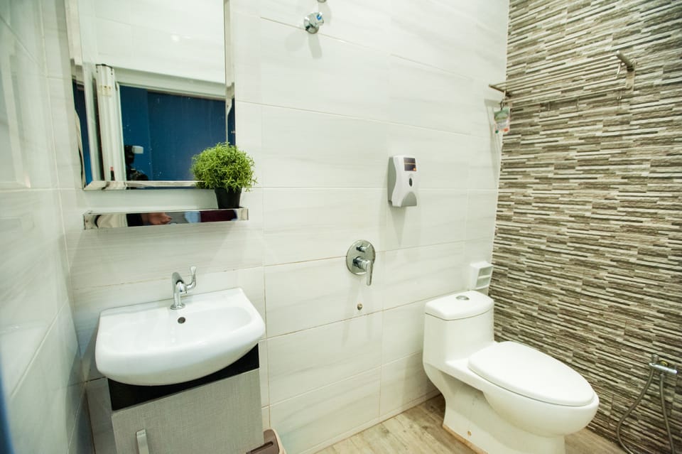 Family Suite | Bathroom | Shower, bidet, towels