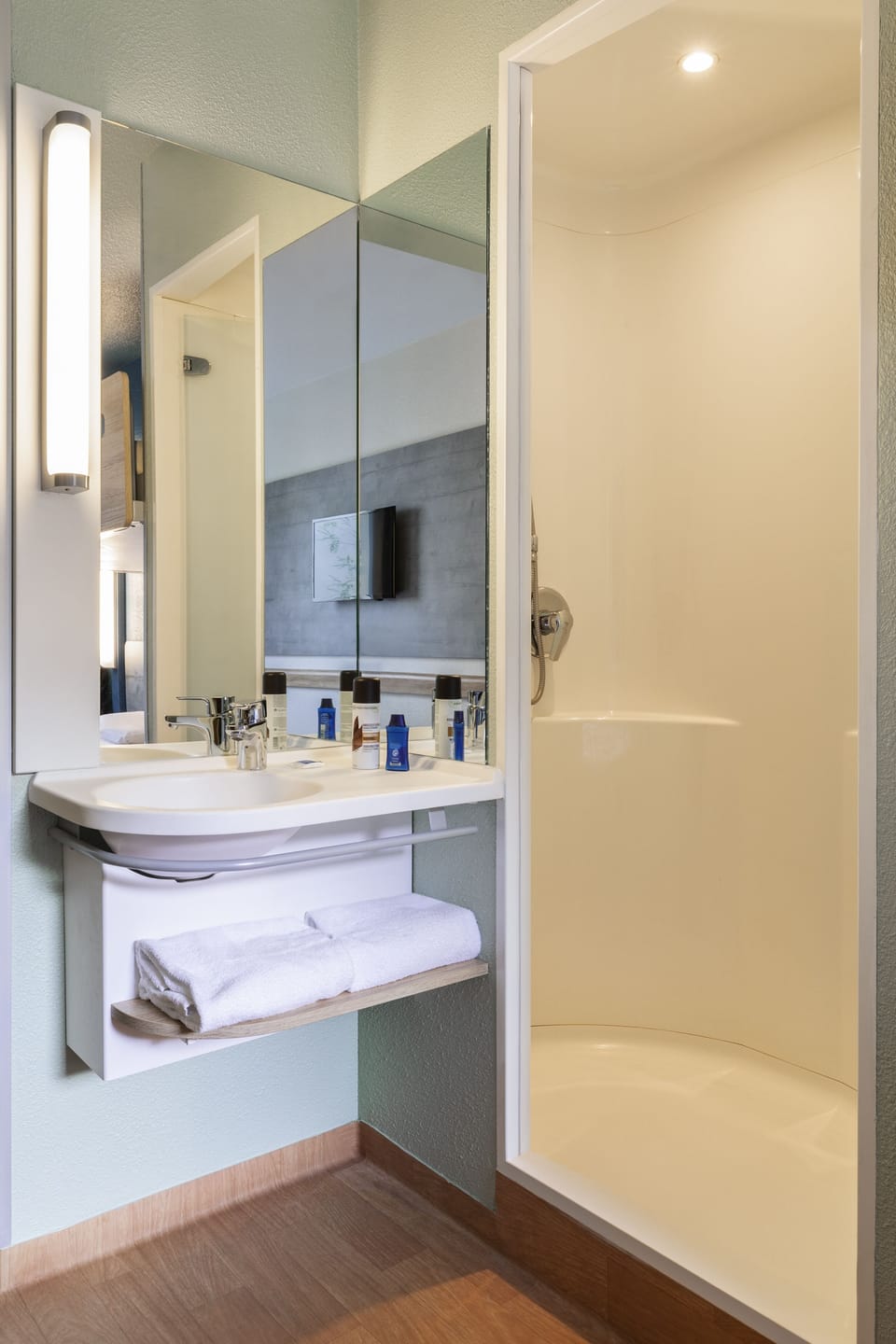 Shower, eco-friendly toiletries, towels