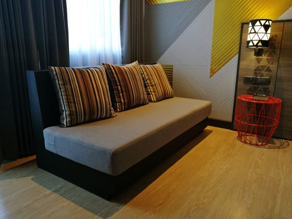 Deluxe Double or Twin Room, 1 Bedroom, City View | Living area | 32-inch LCD TV with cable channels, TV