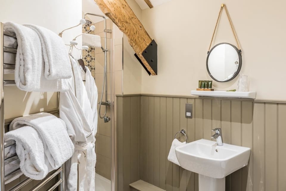 Superior Double Room | Bathroom | Free toiletries, hair dryer, bathrobes, slippers