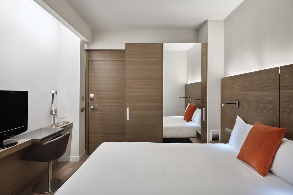 Premium bedding, down comforters, minibar, in-room safe