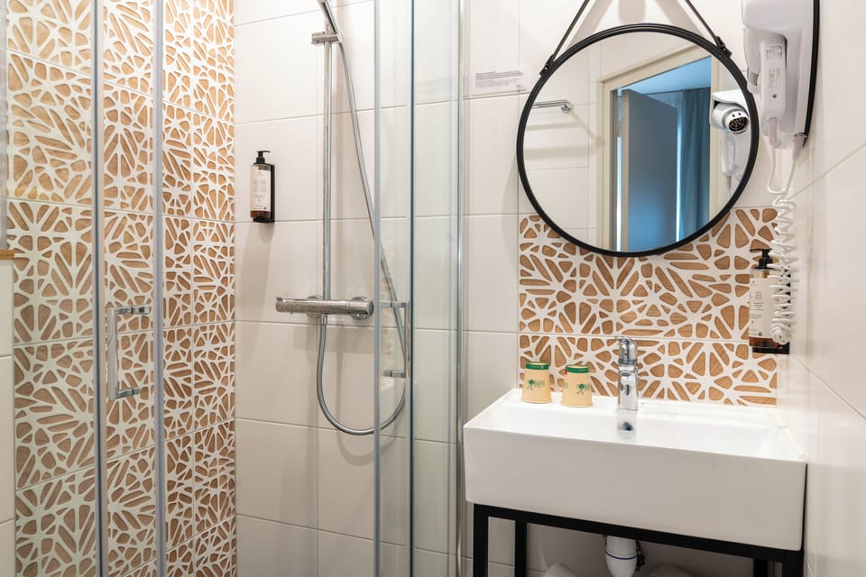 Comfort Double Room | Bathroom | Free toiletries, hair dryer, towels, toilet paper