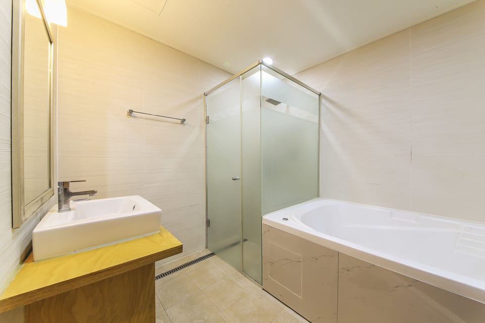 Standard Room | Bathroom | Combined shower/tub, jetted tub, free toiletries, hair dryer