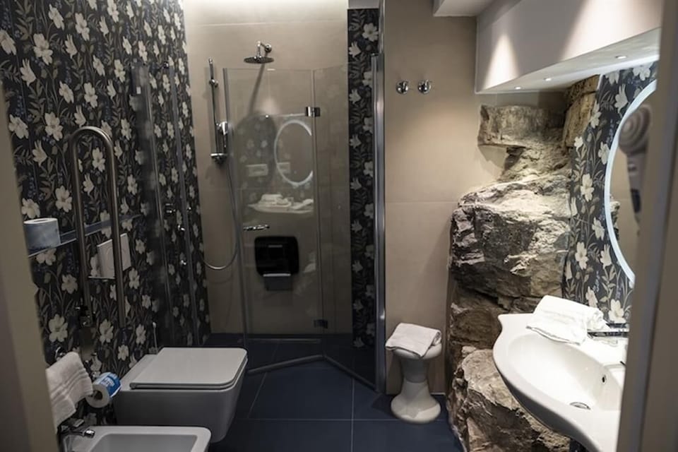 Standard Quadruple Room, 1 Bedroom | Bathroom | Shower, free toiletries, hair dryer, bidet