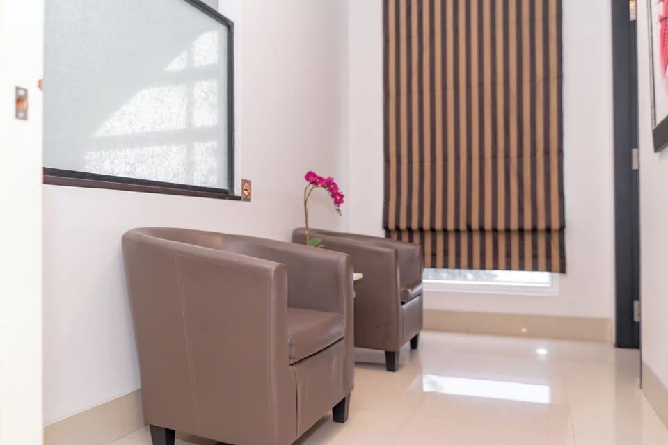 Deluxe with Living Room | In-room safe, desk, blackout drapes, soundproofing