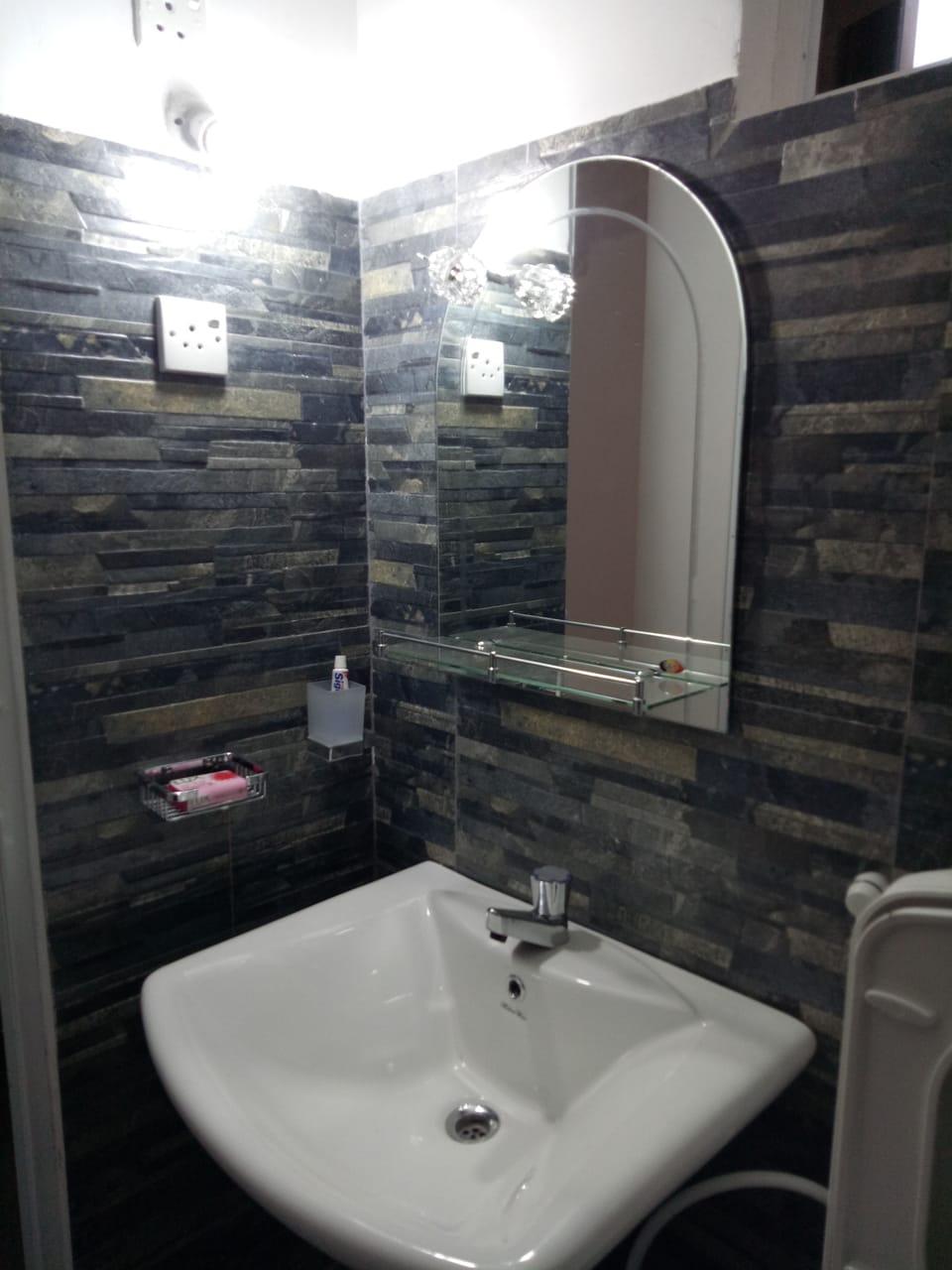 Deluxe Room | Bathroom | Shower, free toiletries, hair dryer, slippers