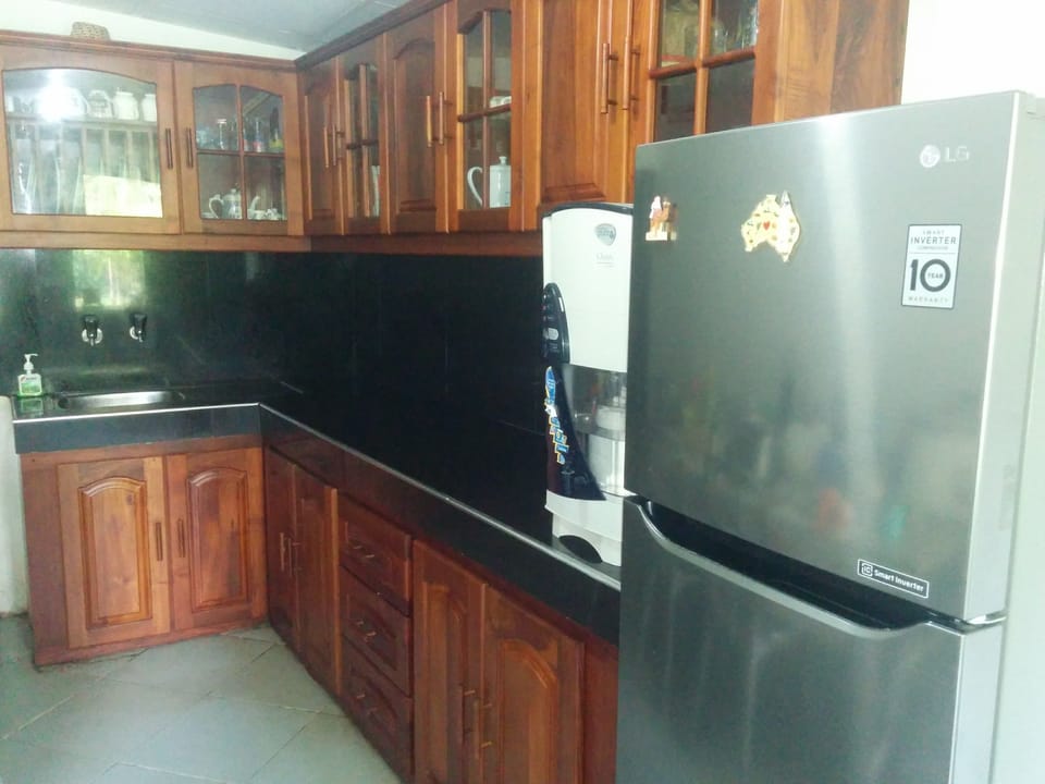 Deluxe Room, 1 King Bed | Shared kitchen | Fridge, dishwasher, coffee/tea maker, electric kettle